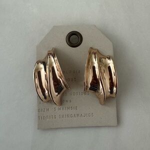 New with tags Anthropologie Sculpted Modern Huggie Hoop Earrings in gold